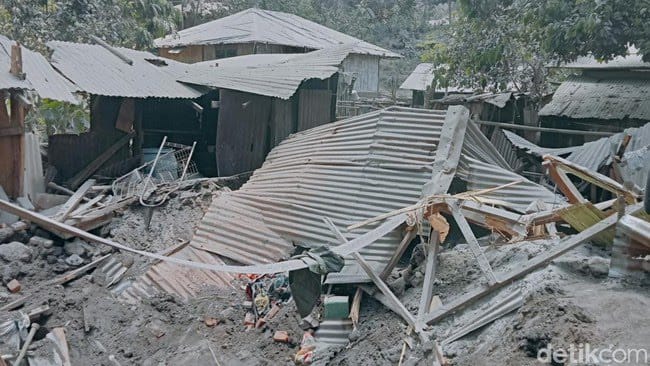 Kerusakan akibat gempa erupsi Gunung Lewotobi, Flores Timur, NTT, Senin (4/11/2024). (Yurgo Purab/detikBali)
